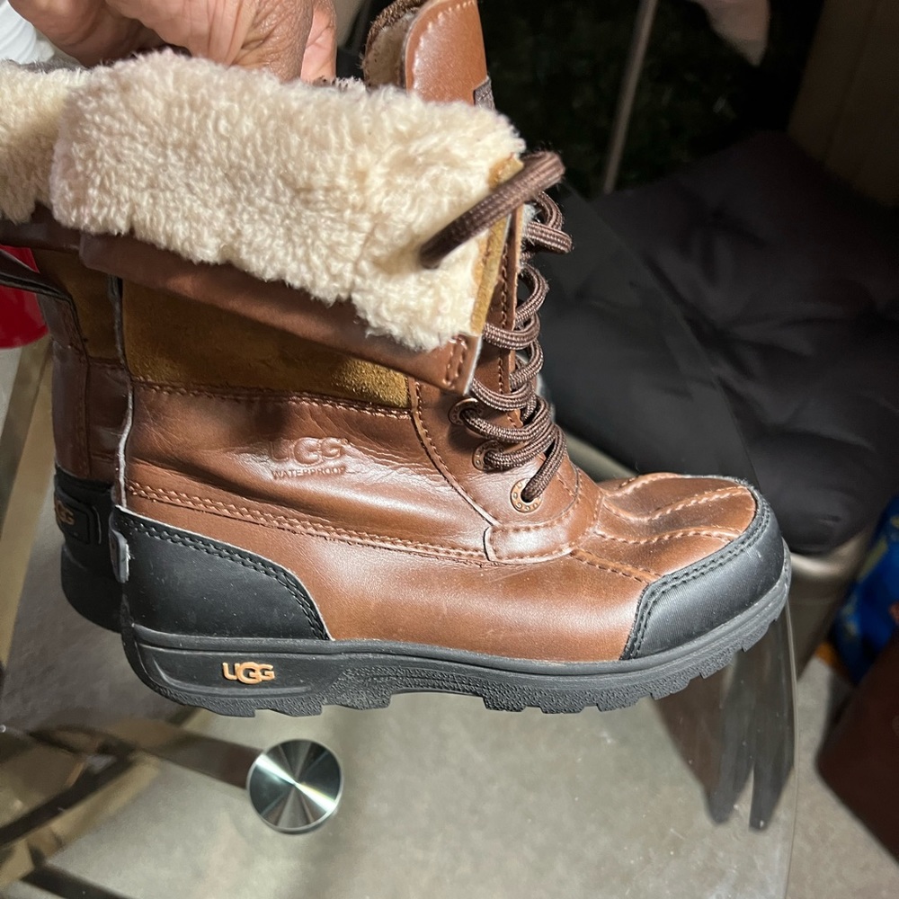 Used Uggs boy boots too small on hood condition